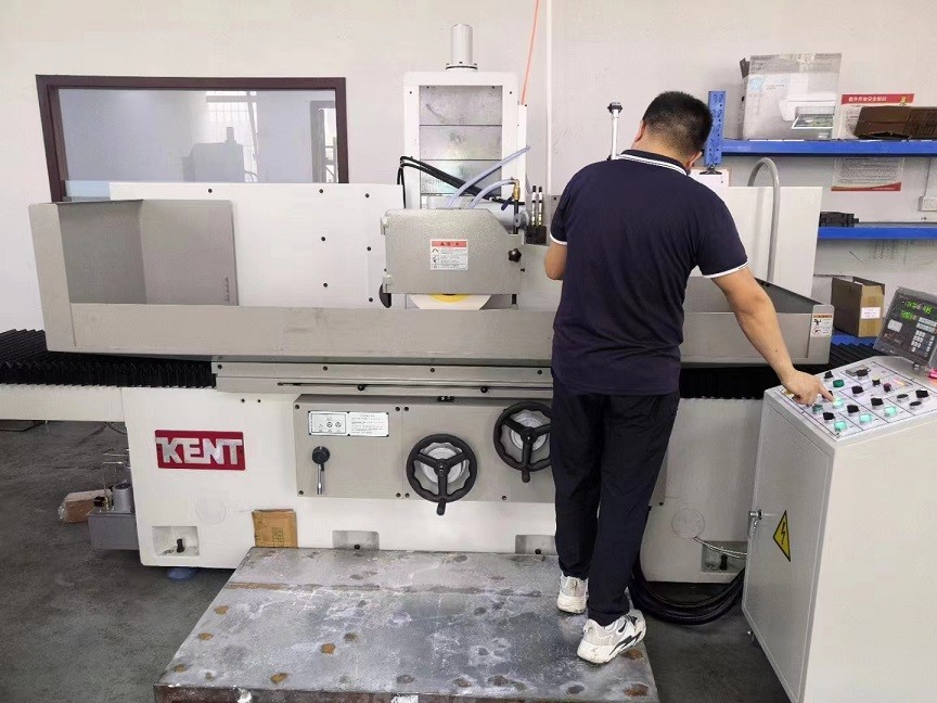 建德磨床走進(jìn)全球熱流道制造知名廠商